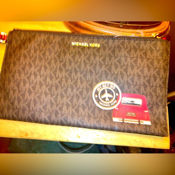 MICHAEL Michael Kors
Illustrations Drive Away Large Zip Clutch Bag - Picture 10 of 10